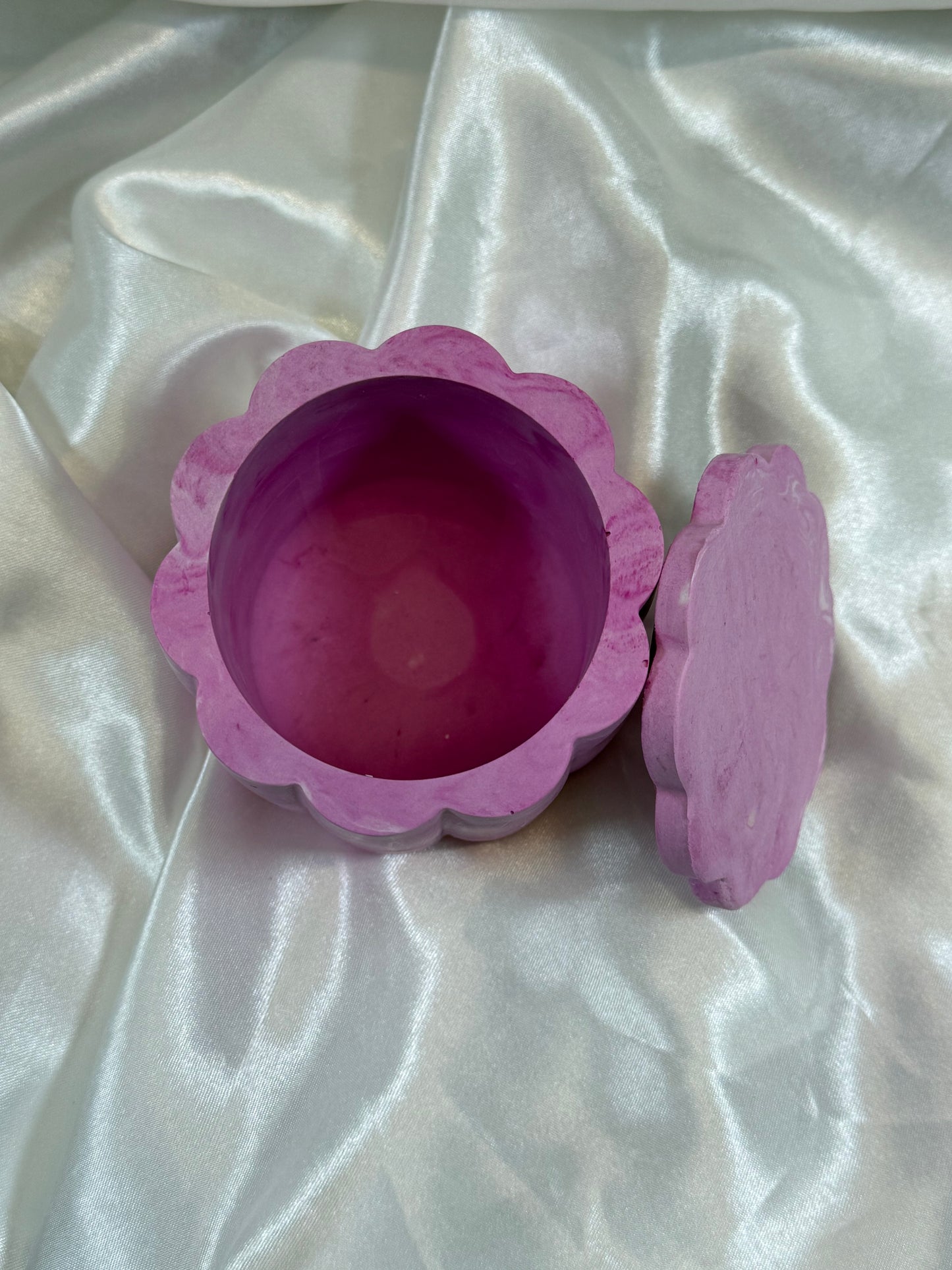 Pot marbré rose de rangement en plâtre