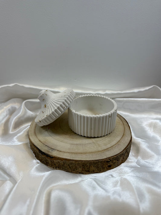 Pot de rangement en plâtre