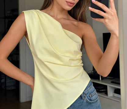 Top asymétrique ajusté – style glamour